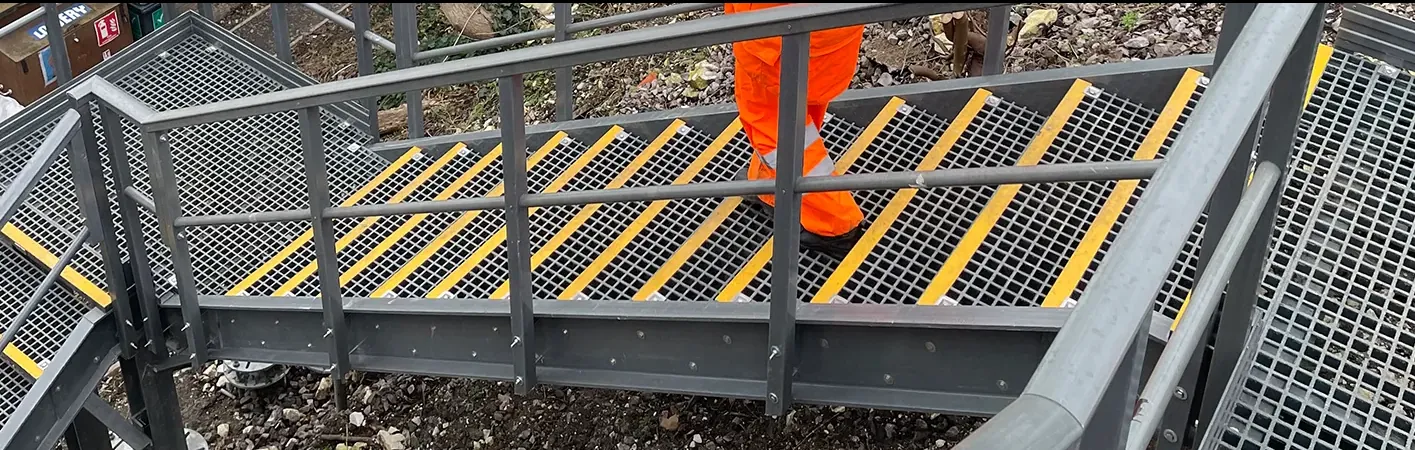 GRP-trappa med halkskyddade trappsteg och räcken
