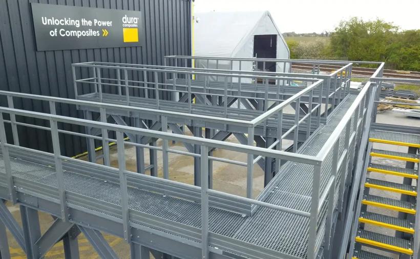 Färdig GRP-gångplattform med trappor och räcken i industriell miljö