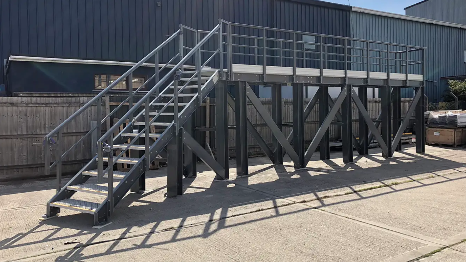 GRP-plattform med trappa och räcken i industrimiljö